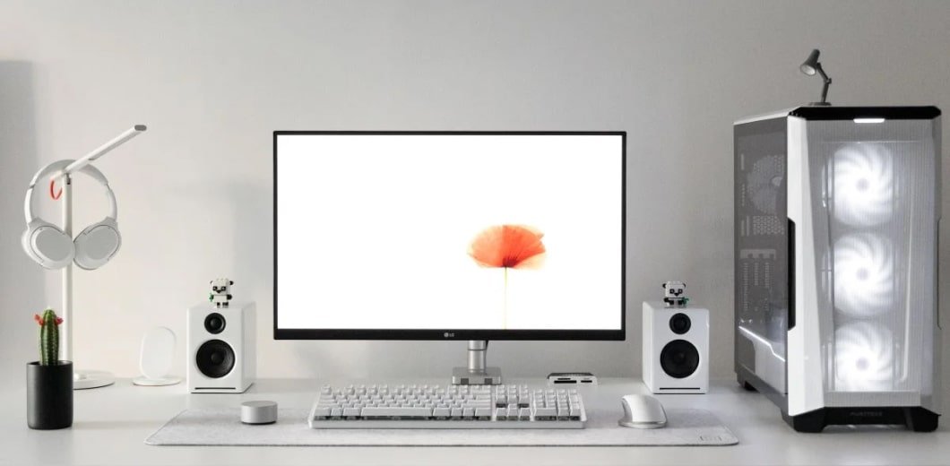 minimalist-desk-setup-pic